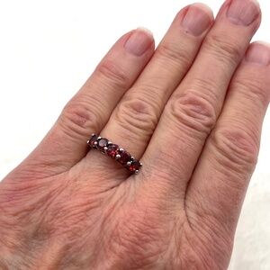 Mozambique Garnet 5 stone Ring set in Sterling Silver Size 7 TGW 1.50 cts. NWOT